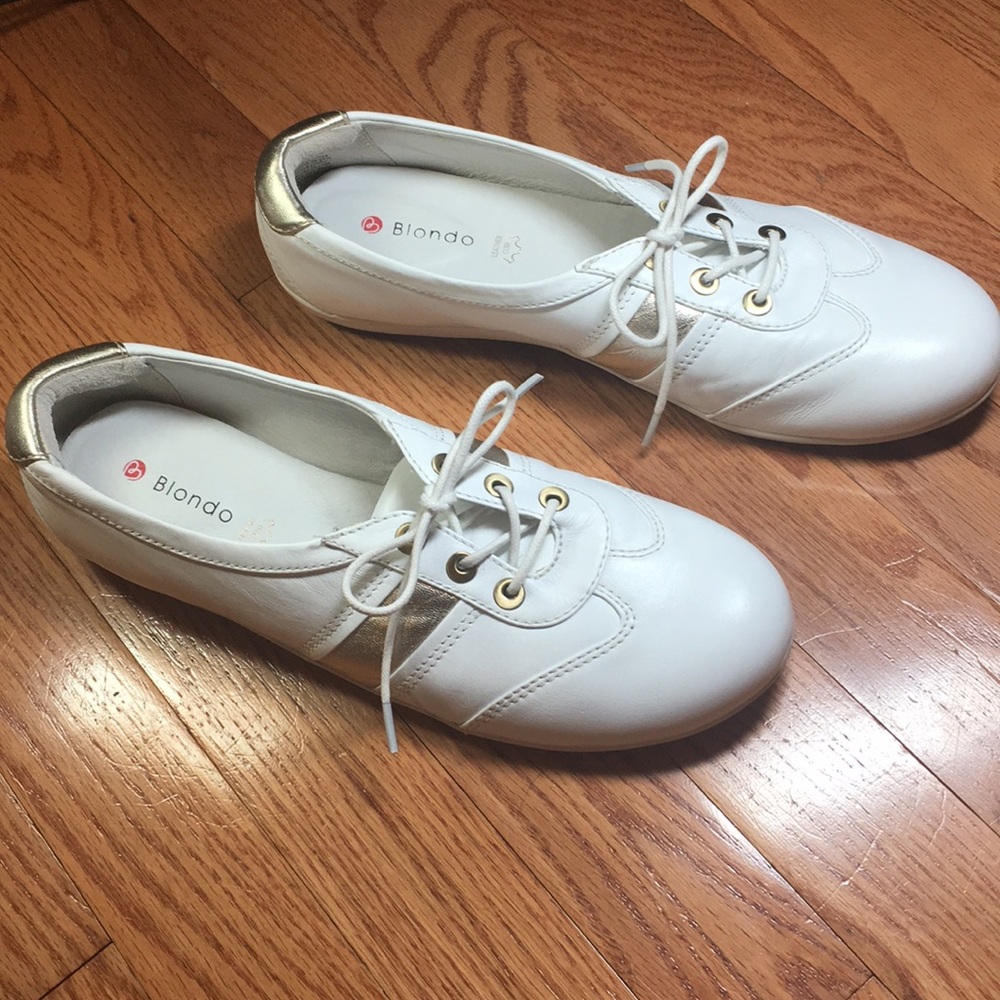 Blondo white leather lace up sneakers Sz 9N